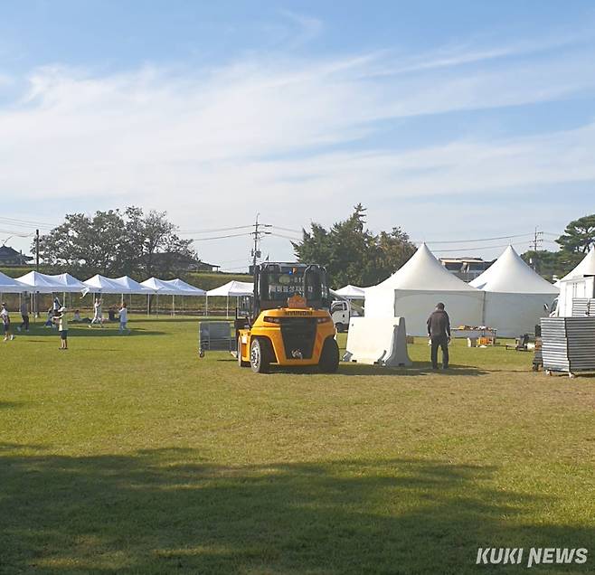 아이들 주위에서 작업을 하고 있는 해미읍성 행사업체들. 독자제공