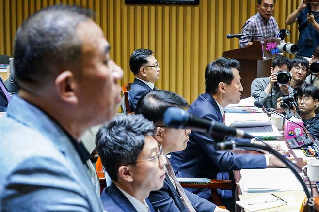 명태균씨가 23일 서울 중구 서울시청에서 열린 행정안전위원회의 서울시 국정감사에 증인으로 출석해 위원들의 질의에 답하고 있다. 유희태 기자
