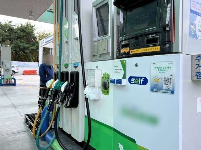 22일 장애인 주유 서비스가 시행 중인 용인특례시 수지구 상현동 한 셀프주유소에서 안전관리자가 주유 서비스를 위해 대기하고 있다. 박소민기자