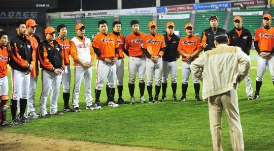 한화 선수들 격려하는 김승연 회장. 사진[연합뉴스]