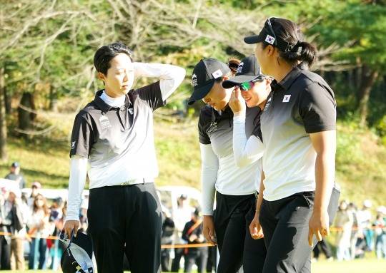 일본과 경기에서 패한 뒤 아쉬워하는 한국 선수들. 사진=연합뉴스