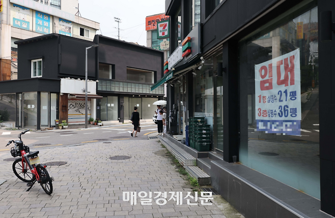 서울 서대문구 이화여대 앞 상점가 폐업 상가에 임대문의 안내문이 붙어 있다. [한주형 기자]