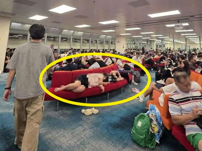 논란이 된 공항 모녀 민폐 사진. [사진=보배드림]