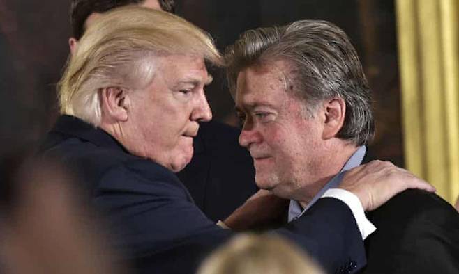 2017년 당시 도널드 트럼프 대통령(왼쪽)과 백악관 수석전략가였던 스티브 배넌 [연합뉴스]