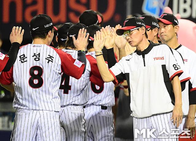 7월 20일 오후 서울 잠실구장에서 열린 ‘2025 신한 SOL뱅크 KBO 리그’ 롯데 자이언츠와 LG 트윈스 경기에서 LG가 8회에 터진 문보경의 결승타를 앞세워 3-2 짜릿한 역전승을 거두면서 3위 롯데와 승차를 2경기차로 벌렸다. LG 염경엽 감독과 문성주가 승리의 기쁨을 나누고 있다. 사진=김영구 기자