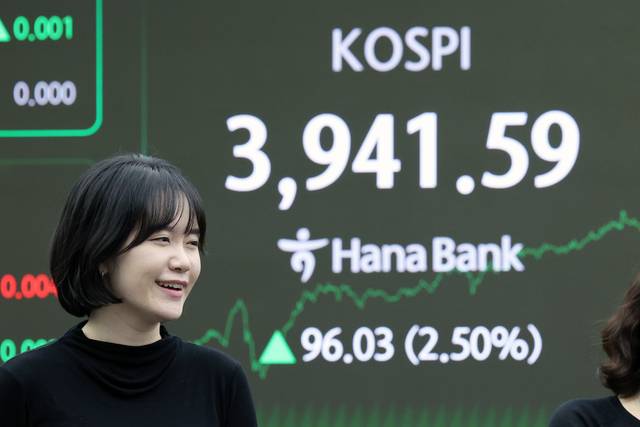 코스피가 3941.59로 마감한 24일 서울 중구 하나은행 딜링룸의 전광판. 뉴시스