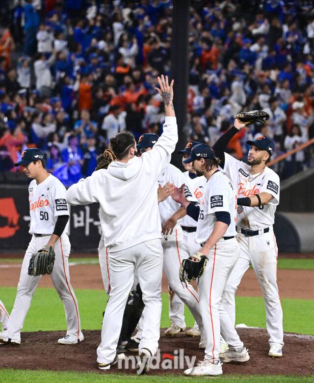 2025년 10월 24일 오후 대전한화생명볼파크에서 열린 '2025 신한 SOL BANK KBO 포스트 시즌' 삼성 라이온즈와 한화 이글스의 플레이오프(PO) 5차전 경기. 한화가 11-2로 승리하며 한국시리즈 진출을 확정한 뒤 기뻐하고 있다./마이데일리