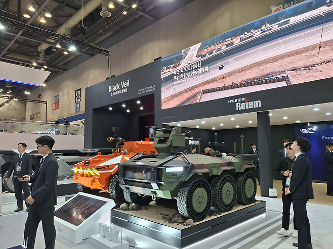 지난 24일 현대로템이 아덱스가 열린 킨텍스 현장에 전시한 무인 무기체계들 [고양=김성우 기자]