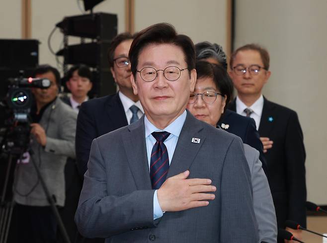 이재명 대통령이 24일 대구 엑스코에서 열린 ‘대구의 마음을 듣다’ 타운홀미팅에서 국민의례를 하고 있다. [연합]