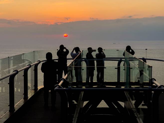 관광객들이 일몰전망대에서 풍경을 바라보고 있다.[헤럴드 DB]