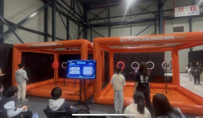 서울 강남구 서울무역전시장에서는 2025 강남 디지털 DNA 페스티벌이 개최됐다. 초등학생들이 드론챌린지에 참여하고 있다. 박병국 기자