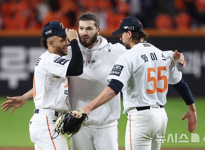 [대전=뉴시스] 황준선 기자 = 24일 대전 중구 한화생명볼파크에서 열린 2025 KBO 포스트시즌 플레이오프 5차전 삼성 라이온즈와 한화 이글스의 경기, 2-11로 승리하며 한국시리즈 진출을 확정지은 한화 리베라토-폰세-와 이스가 기쁨을 나누고 있다. 2025.10.24. hwang@newsis.com