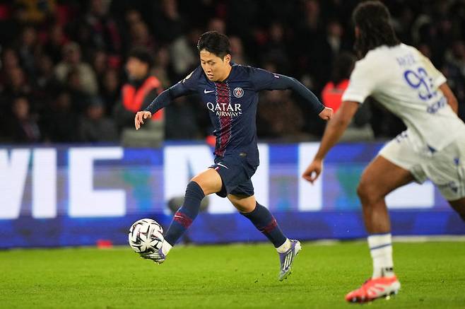 [파리=AP/뉴시스] 파리 생제르맹(PSG)의 이강인이 27일(현지 시간) 프랑스 파리 파르크 데 프랭스에서 열린 2025-26 리그1 오세르와 경기 중 공을 몰고 있다. 선발 출전한 이강인은 약 80분을 소화하며 팀의 2-0 승리에 기여했다. 2025.09.28.