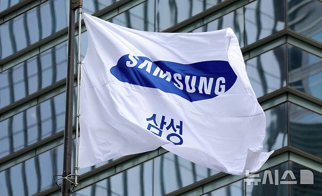 [서울=뉴시스] 홍효식 기자 = 삼성전자가 2025년 3분기 잠정 실적을 발표한 14일 서울 삼성전자 서초사옥의 깃발이 펄럭이고 있다.삼성전자는 올해 3분기 매출 86조원, 영업이익 12조1000억원으로 잠정 집계 됐다고 발표했다. 전년 같은 분기 대비 매출은 8.72%, 영업이익은 31.81% 증가했다. 전 분기 대비로도 매출과 이익이 각각 15.33%, 158.55%씩 늘었다. 삼성전자가 10조 영업이익을 회복한 것은 지난해 2분기(10조4400억원) 이후 1년 3개월 만이다. 2025.10.14. yesphoto@newsis.com