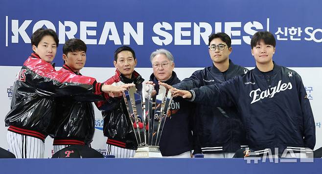 [서울=뉴시스] 김진아 기자 = 염경엽 LG 트윈스 감독과 김경문 한화 이글스 감독을 비롯한 선수들이 25일 서울 잠실야구장에서 열린 2025 KBO 한국시리즈 미디어데이에서 우승 트로피와 기념촬영을 하고 있다. 왼쪽부터 LG 트윈스 임찬규, 박해민, 염 감독, 한화 이글스 김 감독, 채은성, 정우주. 2025.10.25. bluesoda@newsis.com