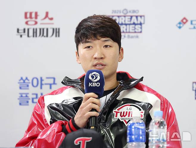 [서울=뉴시스] 김진아 기자 = LG 트윈스 박해민이 25일 서울 잠실야구장에서 열린 2025 KBO 한국시리즈 미디어데이에서 출사표를 던지고 있다. 2025.10.25. bluesoda@newsis.com