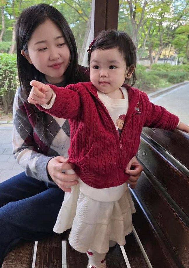 [서울=뉴시스] 방송인 박수홍의 아내 김다예가 딸 재이와 함께한 근황을 전했다. (사진=김다예 인스타그램 캡처) 2025.10.25. photo@newsis.com *재판매 및 DB 금지