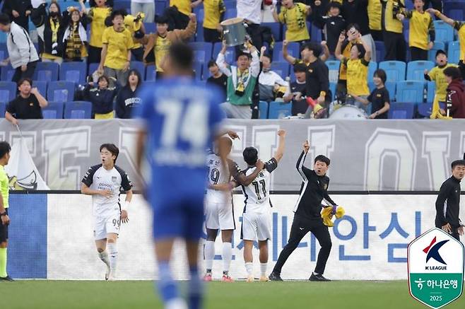 [서울=뉴시스]K리그2 수원, 전남과 2-2 무승부. (사진=한국프로축구연맹 제공)