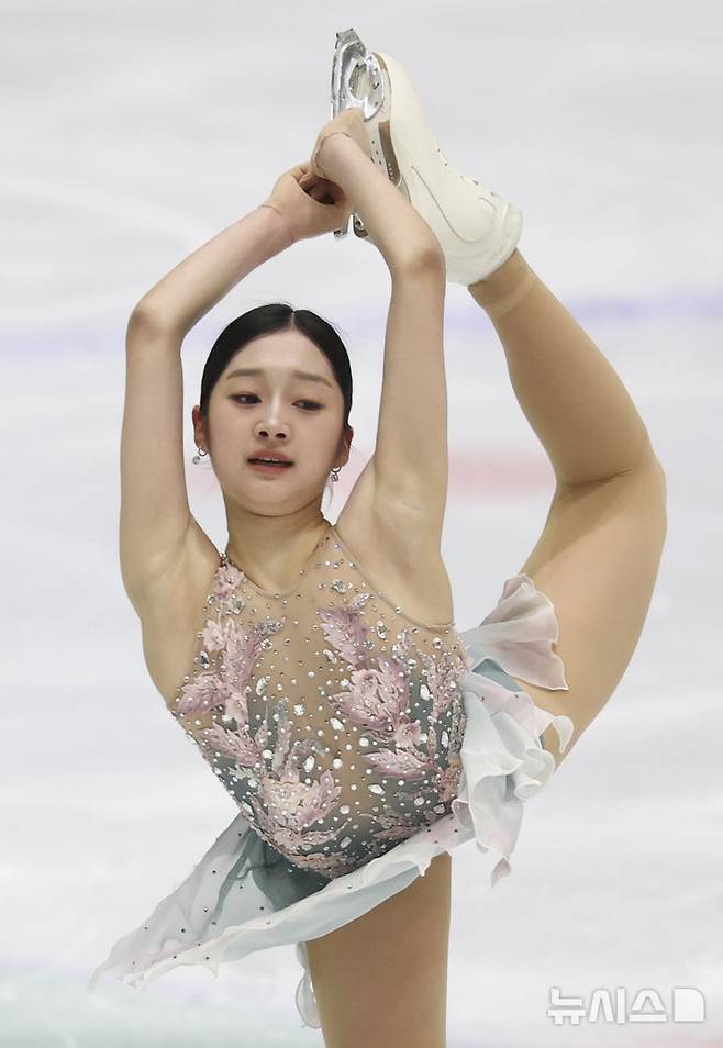 [의정부=뉴시스] 김근수 기자 = 신지아(세화여고)가 1일 경기 의정부실내빙상장에서 열린 2024 KB금융 전국남녀 피겨스케이팅 회장배 랭킹대회 여자 시니어 부문 프리스케이팅에서 연기를 펼치고 있다. 2024.12.01. ks@newsis.com