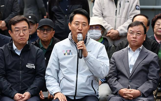오세훈 서울시장이 지난 24일 서울 노원구 상계5 재정비촉진구역을 방문한 뒤 주민들과 간담회를 하는 모습. 연합뉴스
