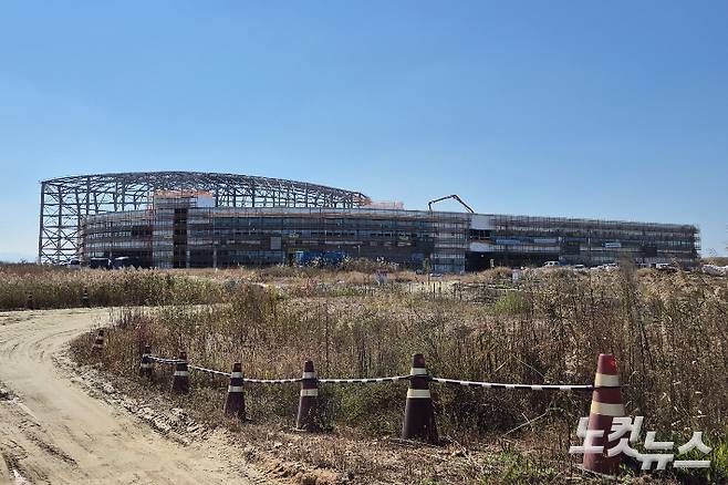 축구 경기장만 한 크기의 국립새만금수목원 건물. 새만금수목원은 전체 면적만 45만 평으로 간척지 위에 조성된 최초의 수목원이다. 오는 2027년 2월 준공된다. 송승민 기자