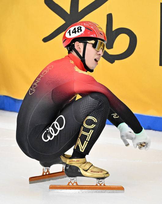 [OSEN=민경훈 기자] 11일 서울 목동 아이스링크에서 '2023 KB금융 국제빙상경기연맹(ISU) 쇼트트랙 세계선수권대회' 본선 경기가 진행됐다.남자 500m 결승에서 중국 린샤오쥔(한국명 임효준)이 페널티를 받고 탈락하며 아쉬워하고 있다. 2023.03.11 / rumi@osen.co.kr