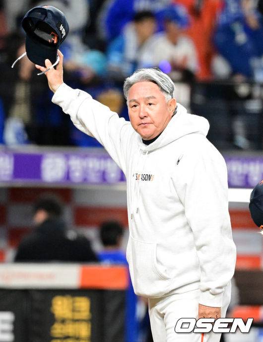 [OSEN=대전, 이대선 기자] 프로야구 한화 이글스는 24일 대전 한화생명볼파크에서 열린 2025 신한 SOL뱅크 KBO 플레이오프(5전 3선승제) 삼성 라이온즈와의 5차전에서 11-2 완승을 거뒀다.정규시즌 2위에 올라 플레이오프에 직행한 한화는 시리즈 전적 3승 2패로 한국시리즈행 티켓을 거머쥐었다. 2006년 이후 19년 만에 한국시리즈 진출이다. 반면 NC 다이노스와 와일드카드 결정전(1승 1패), SSG 랜더스와 준플레이오프(3승 1패)를 거쳐 플레이오프에 오른 4위 삼성은 투혼의 명승부에도 2년 연속 한국시리즈 진출이 좌절됐다.&nbsp;경기 종료 후 한화 김경문 감독이 관중석을 향해 인사를 하고 있다. 2025.10.24 /sunday@osen.co.kr