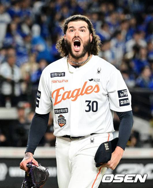 [OSEN=대전, 이대선 기자] 24일 오후 대전 한화생명볼파크에서 2025 신한 SOL Bank KBO리그 포스트시즌 플레이오프 5차전 한화 이글스와 삼성 라이온즈의 경기가 열렸다.한화는 코디 폰세, 삼성은 최원태를 선발 투수로 내세웠다.5회초 2사에서 한화 폰세가 삼성 디아즈를 삼진으로 처리하고 환호하고 있다. 2025.10.24 /sunday@osen.co.kr