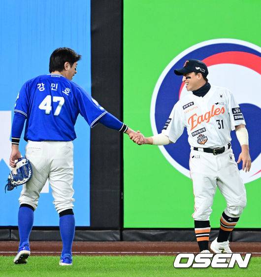 [OSEN=대전, 최규한 기자] 24일 대전 한화생명볼파크에서 ‘2025 신한 SOL Bank KBO리그’ 포스트시즌 플레이오프 5차전 삼성 라이온즈와 한화 이글스의 경기가 열렸다.한화는 코디 폰세, 삼성은 최원태를 선발로 내세웠다.경기를 앞두고 한화 손아섭과 삼성 강민호가 인사를 나누고 있다. 2025.10.24 / dreamer@osen.co.kr