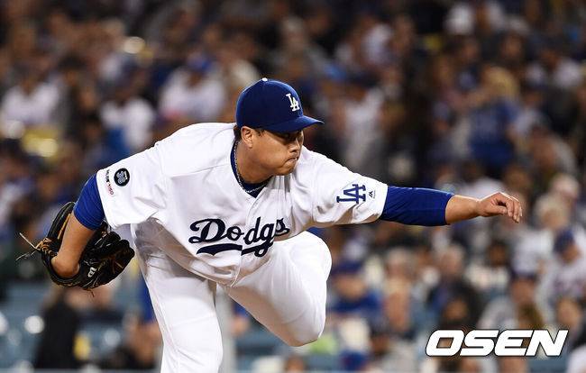 [OSEN=LA(미국),박준형 기자] 31일(한국시간) 미국 캘리포니아주 로스앤젤레스 다저스타디움에서 2019 메이저리그 LA다저스와 뉴욕 메츠의 경기가 진행됐다.올 시즌 10경기에서 7승 1패 평균자책점 1.66을 기록하고 있는 가운데, 이날 8승 사냥 및 완벽한 5월 마무리에 나선다. 류현진은 5월 5경기 등판해&nbsp;4승 무패 평균자책점 0.71의 성적은 남겼다.&nbsp;이날 경기 호투를 펼치면 ‘이달의 투수상’을 기대할 수 있는 상황.4회초 다저스 류현진이 역투하고 있다./ soul1014@osen.co.kr