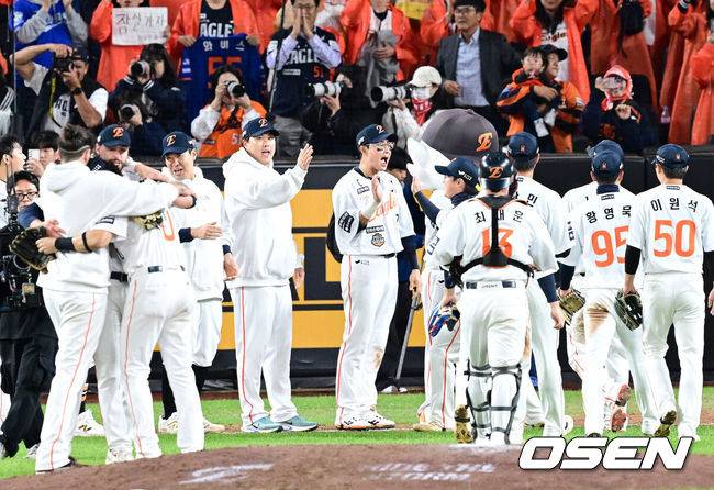 [OSEN=대전, 최규한 기자] 프로야구 한화 이글스가 24일 대전 한화생명볼파크에서 열린 2025 신한 SOL뱅크 KBO 플레이오프(5전 3선승제) 삼성 라이온즈와의 5차전에서 11-2 완승을 거뒀다.정규시즌 2위에 올라 플레이오프에 직행한 한화는 시리즈 전적 3승 2패로 한국시리즈행 티켓을 거머쥐었다. 2006년 이후 19년 만에 한국시리즈 진출이다. 반면 NC 다이노스와 와일드카드 결정전(1승 1패), SSG 랜더스와 준플레이오프(3승 1패)를 거쳐 플레이오프에 오른 4위 삼성은 투혼의 명승부에도 2년 연속 한국시리즈 진출이 좌절됐다. 경기를 마치고 승리한 한화 선수들이 기뻐하고 있다. 2025.10.24 / dreamer@osen.co.kr