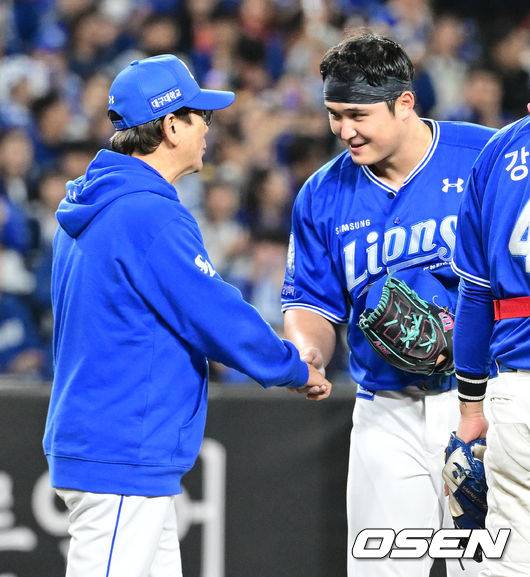 최일언 코치 '최원태 고생했다'