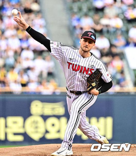 [OSEN=잠실, 지형준 기자] 프로야구 삼성 라이온즈가&nbsp;LG 트윈스를 꺾고 4연승을 달렸다.&nbsp;삼성은&nbsp;20일 서울 잠실구장에서 열린 2025 KBO리그&nbsp;LG와 경기에서 14-4로 크게 승리했다. 홈런 2방을 포함해 장단 17안타를 터뜨렸다.&nbsp;LG는 이날 패배했지만, 2위 한화 이글스가 KT 위즈에 덜미를 잡히면서 매직넘버를 '6'에서 '5'로 한 개 줄였다.&nbsp;1회 LG 톨허스트가 역투하고 있다. 2025.09.20 /jpnews@osen.co.kr