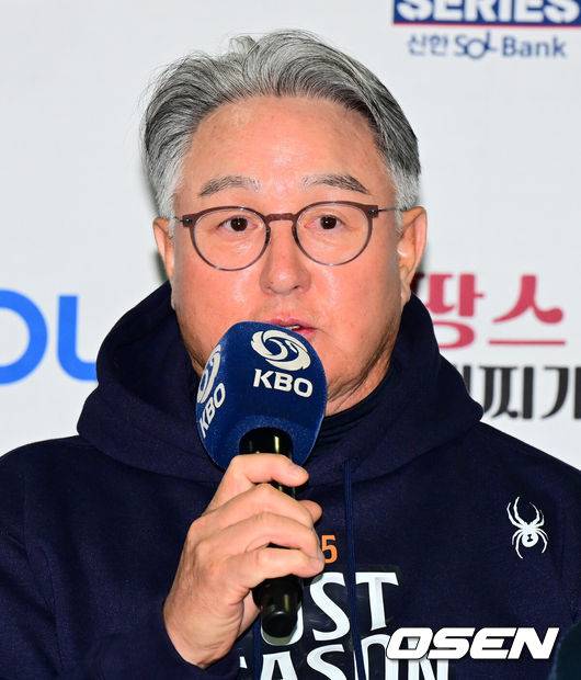 [OSEN=잠실, 지형준 기자] 25일 오후 서울 잠실야구장에서 2025&nbsp;신한 SOL뱅크 KBO 한국시리즈&nbsp;미디어데이가 열렸다.2023시즌 통합우승 이후 2년 만에 통합우승을 노리는 LG는 염경엽 감독과 주장 박해민, 임찬규, 2006년 이후 19년 만에 한국시리즈 무대에 오른 한화에서는 김경문 감독과 주장 채은성, 정우주가 참석했다.&nbsp;한화 김경문 감독이 출사표를 말하고 있다. 2025.10.25 /jpnews@osen.co.kr