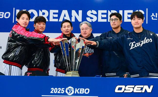 [OSEN=잠실, 지형준 기자] 25일 오후 서울 잠실야구장에서 2025&nbsp;신한 SOL뱅크 KBO 한국시리즈&nbsp;미디어데이가 열렸다.2023시즌 통합우승 이후 2년 만에 통합우승을 노리는 LG는 염경엽 감독과 주장 박해민, 임찬규, 2006년 이후 19년 만에 한국시리즈 무대에 오른 한화에서는 김경문 감독과 주장 채은성, 정우주가 참석했다.&nbsp;LG 임찬규, 박해민, 염경엽 감독, 한화 김경문 감독, 채은성, 정우주가 포토타임을 하고 있다. 2025.10.25 /jpnews@osen.co.kr
