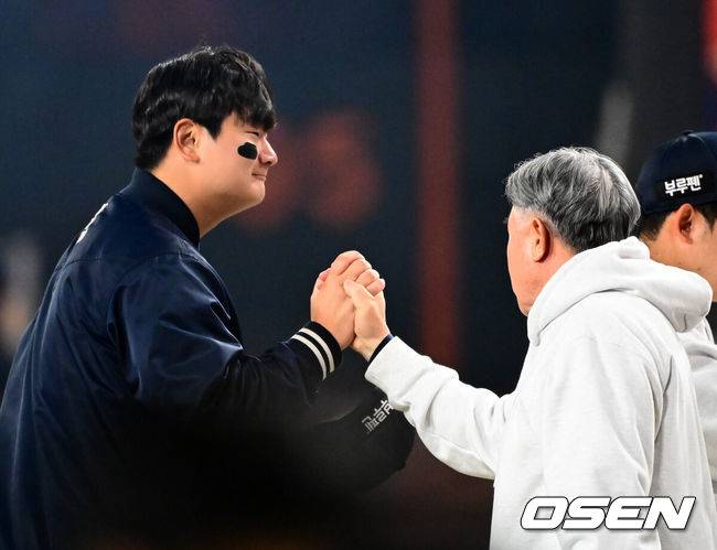 [OSEN=대전, 지형준 기자] 드디어 한화 이글스에 우승의 때가 왔다.프로야구 한화 이글스는 24일 대전 한화생명볼파크에서 열린 2025 신한 SOL뱅크 KBO 플레이오프(5전 3선승제) 삼성 라이온즈와의 5차전에서 11-2 완승을 거뒀다.정규시즌 2위에 올라 플레이오프에 직행한 한화는 시리즈 전적 3승 2패로 한국시리즈행 티켓을 거머쥐었다. 2006년 이후 19년 만에 한국시리즈 진출이다. 반면 NC 다이노스와 와일드카드 결정전(1승 1패), SSG 랜더스와 준플레이오프(3승 1패)를 거쳐 플레이오프에 오른 4위 삼성은 투혼의 명승부에도 2년 연속 한국시리즈 진출이 좌절됐다.&nbsp;경기를 마치고 한화 김경문 감독이 김서현과 하이파이브를 하며 승리를 기뻐하고 있다. 2025.10.24 /jpnews@osen.co.kr