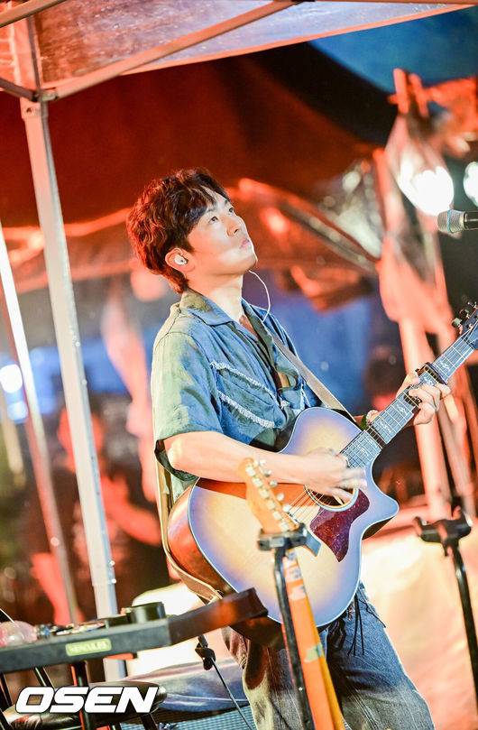 [OSEN=올림픽공원, 박준형 기자] 13일 서울 방이동 올림픽공원에서 국내 대표 음악 페스티벌 ‘뷰티풀 민트 라이프 2025(Beautiful Mint Life 2025, 이하 뷰민라) 첫째날 공연이 펼쳐졌다.첫날인 이날은 첫 페스티벌 헤드라이너 무대를 선보이는 ‘터치드’를 필두로 ‘선우정아’, ‘SAM KIM(샘킴)’, ‘오월오일’, ‘유주’, ‘Hi-Fi Un!corn(하이파이유니콘)’이 ‘Mint Breeze Stage(민트 브리즈 스테이지)’ 무대에 올랐다가수 하동균이 멋진 무대를 펼치고 있다. 2025.06.13 / soul1014@osen.co.kr