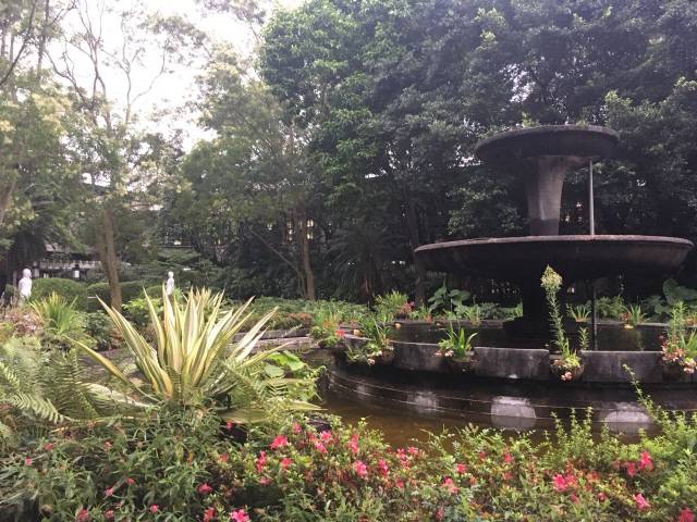 ▲ 쑹산 문화창의공원(松山文創園區)의 중앙정원. 화산1914가 일제 강점기 지어진 맥주공장 건물인 것처럼, 쑹산 문화창의공원은 일제 강점기 지어진 담배공장 건물이다. ⓒ필자