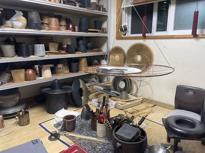 박 이수자의 갓 제작 공방 모습.