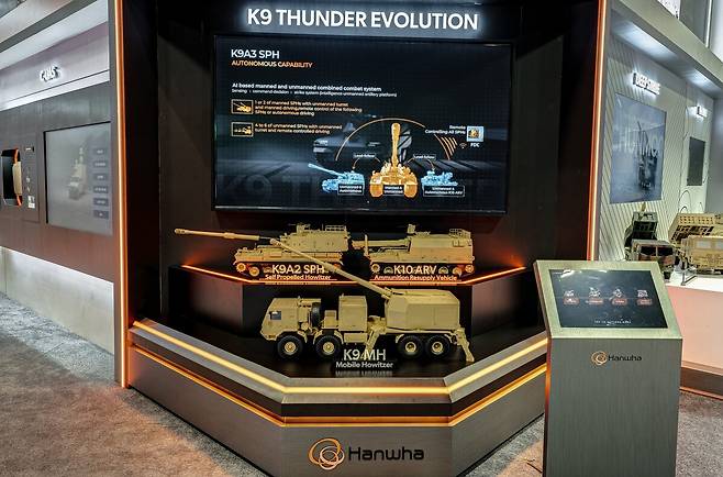 한화에어로스페이스가&nbsp;미&nbsp;육군&nbsp;자주포&nbsp;현대화사업에&nbsp;제안할&nbsp;차륜형&nbsp;K-9A2&nbsp;자주포의&nbsp;모형과 K-9A2, K-10 탄약운반차 모형이 전시되어 있다. 한화에어로스페이스 제공