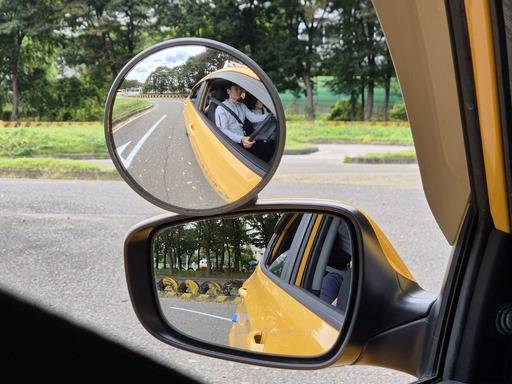 지난 15일 서울 마포구 서부운전면허시험장에서 진행된 ‘흰 지팡이의 날 기념 시각장애인 운전 체험 행사’에서 시각장애인 김정하씨가 조수석에 앉은 면허시험장 관계자의 지도를 따라 기능시험용 차량을 운전하고 있다. 김동환 기자