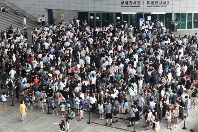 8월 3일 오전 서울 용산구 국립중앙박물관 전시실 앞 광장이 입장을 대기하는 시민들로 북적이고 있다. 뉴스1