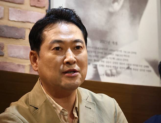 장동혁 국민의힘 대표가 10월7일 《건국전쟁2》 영화를 관람하기 앞서 김덕영 감독과 대화하고 있다. ⓒ연합뉴스