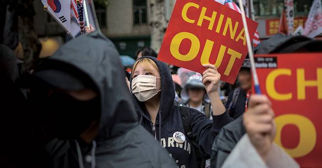 10월3일 서울 동대문역 인근에서 열린 정부 규탄 집회에서 참가자들이 피켓을 들고 구호를 외치고 있다. ⓒ뉴시스