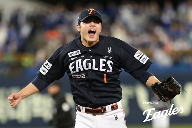 한화 문동주가 21일 대구삼성라이온즈파크에서 열린 삼성과 PO 3차전에 구원등판해 4이닝 무실점 역투를 펼친 뒤 포효하고 있다. 사진제공｜한화 이글스