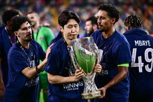 파리 생제르맹의 이강인이 토트넘을 꺾고 UEFA 슈퍼컵을 차지한 뒤 팀 동료들과 트로피를 들어올리며 기뻐하고 있다. AFP연합뉴스