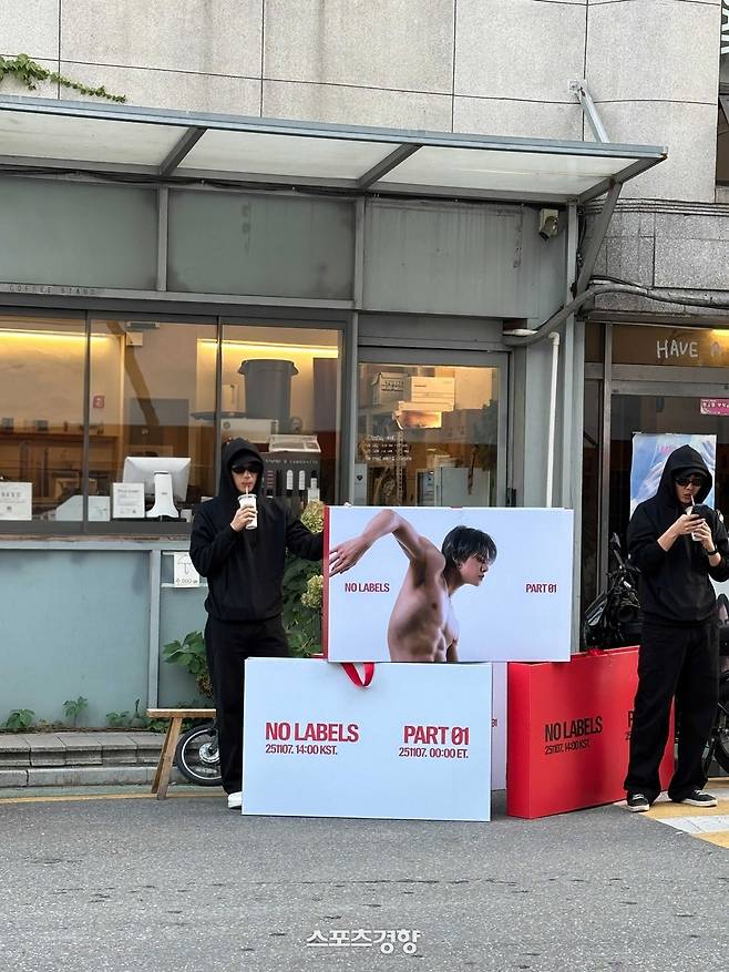 투바투 연준 포스터가 부착된 쇼핑백을 든 남성이 서울 성수동 일대에서 퍼포먼스를 진행하고 있다. 빅히트 뮤직 제공