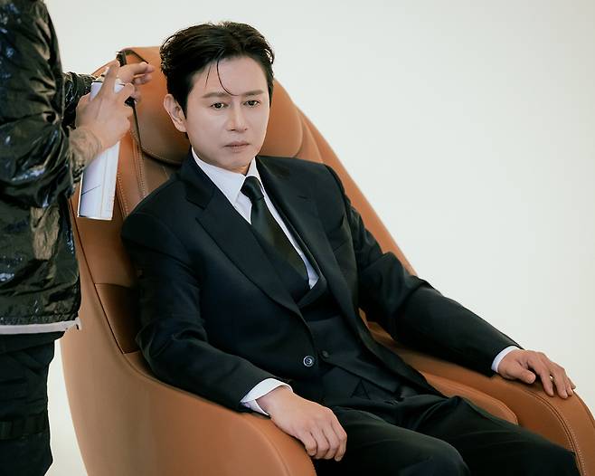 배우 김민종 정장 화보 비하인드 컷. 사진 에스브이컴