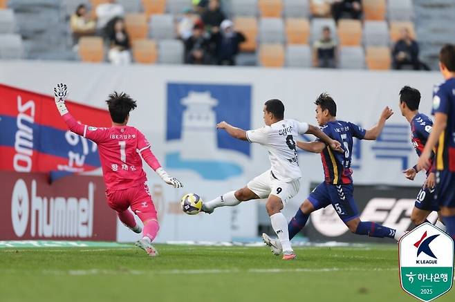 ▲ 25일 오후 수원종합운동장에서 수원FC와 제주SK가 하나은행 K리그1 2025 34라운드를 통해 맞붙었다. 한 달 전 4명의 퇴장자가 나오는 혈투를 펼쳤던 두 팀은 이날도 팽팽했고, 유리 조나탄의 2골에 힘입어 제주가 승리했다. ⓒ 한국프로축구연맹