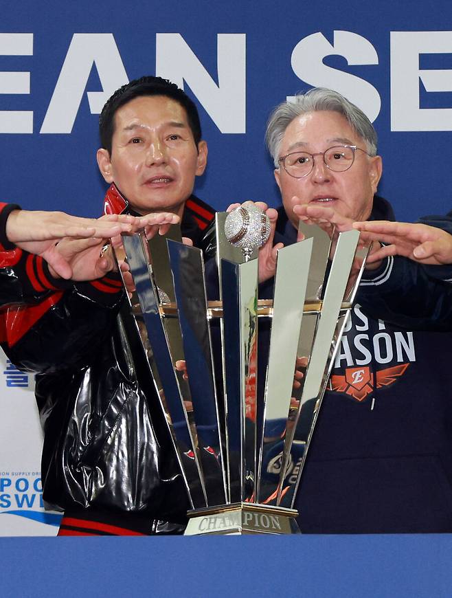 ▲ KBO 한국시리즈 미디어데이에서 선전을 다짐하는 염경엽 LG 감독과 김경문 한화 감독 ⓒ연합뉴스